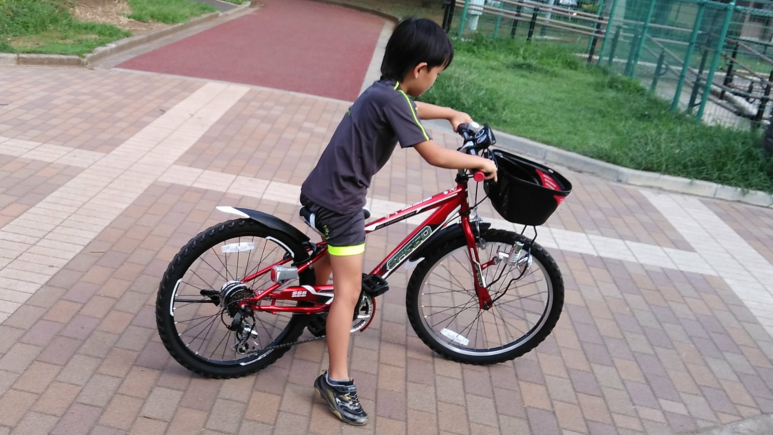 公園で22インチの自転車に乗る小学一年生
